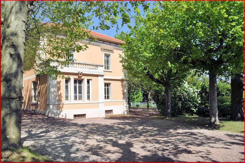 Villa Castel Maison-Table D'Hotes & Jardin-Refuge De Biodiversite Rillieux-la-Pape Bagian luar foto